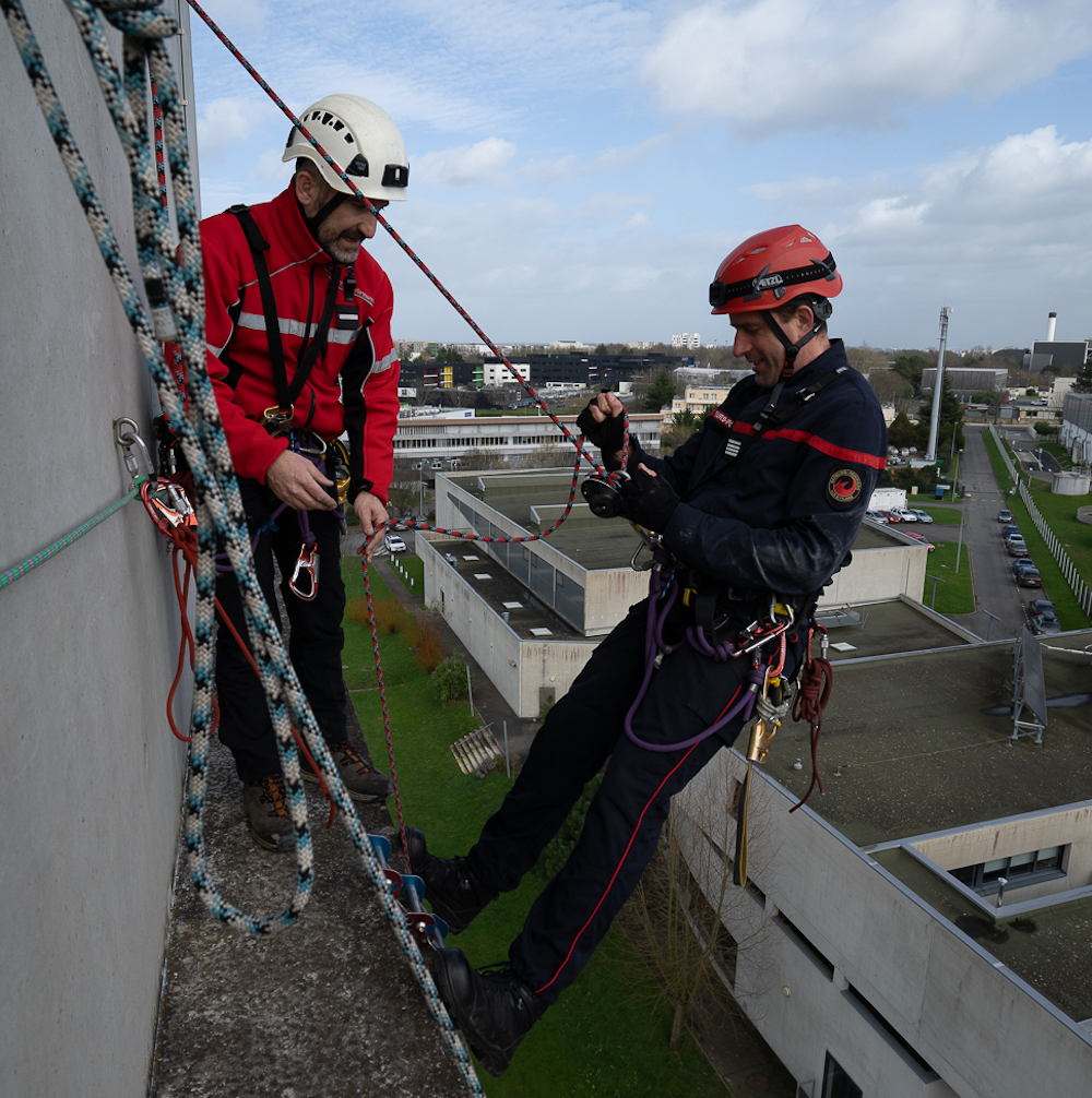 Descente en rappel des sapeurs-pompiers du GRIMP 35